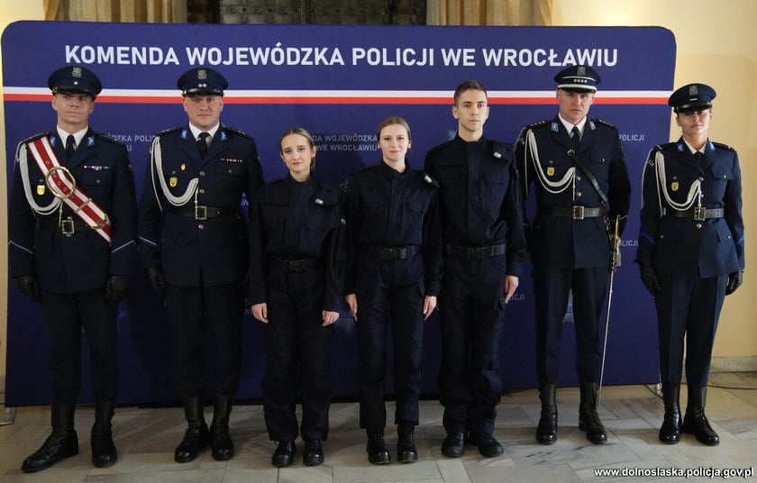Ślubowanie nowoprzyjętych policjantów garnizonu dolnośląskiego w Sali Rycerskiej wrocławskiego Ratusza.