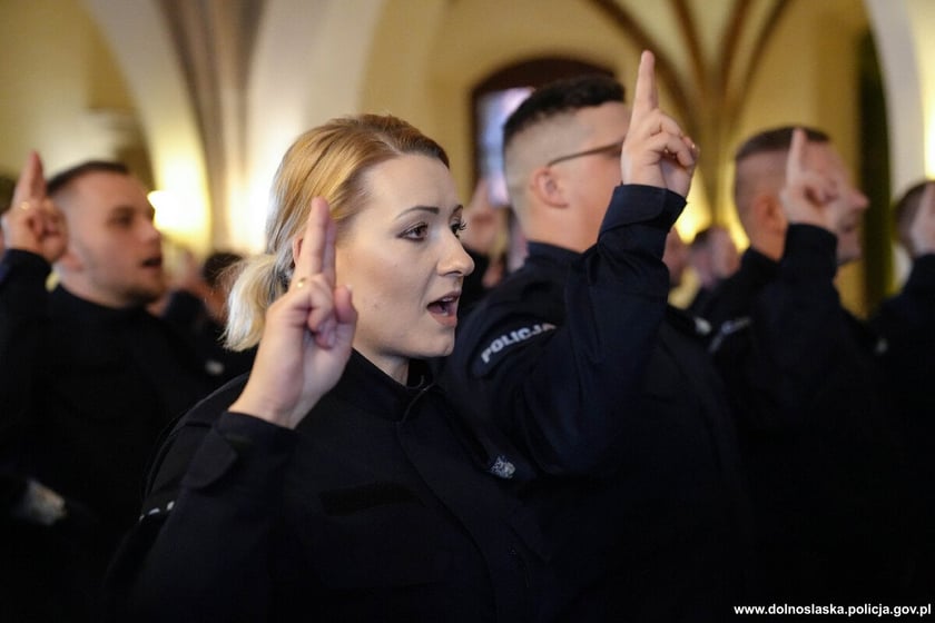 Ślubowanie nowoprzyjętych policjantów garnizonu dolnośląskiego w Sali Rycerskiej wrocławskiego Ratusza.