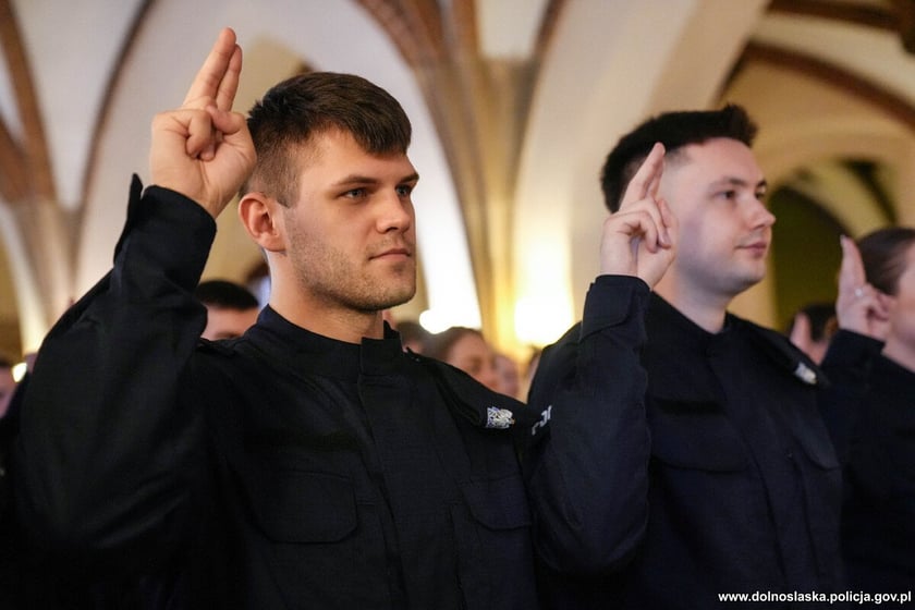 Ślubowanie nowoprzyjętych policjantów garnizonu dolnośląskiego w Sali Rycerskiej wrocławskiego Ratusza.