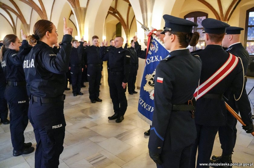 Ślubowanie nowoprzyjętych policjantów garnizonu dolnośląskiego w Sali Rycerskiej wrocławskiego Ratusza.