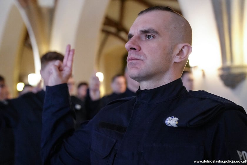 Ślubowanie nowoprzyjętych policjantów garnizonu dolnośląskiego w Sali Rycerskiej wrocławskiego Ratusza.