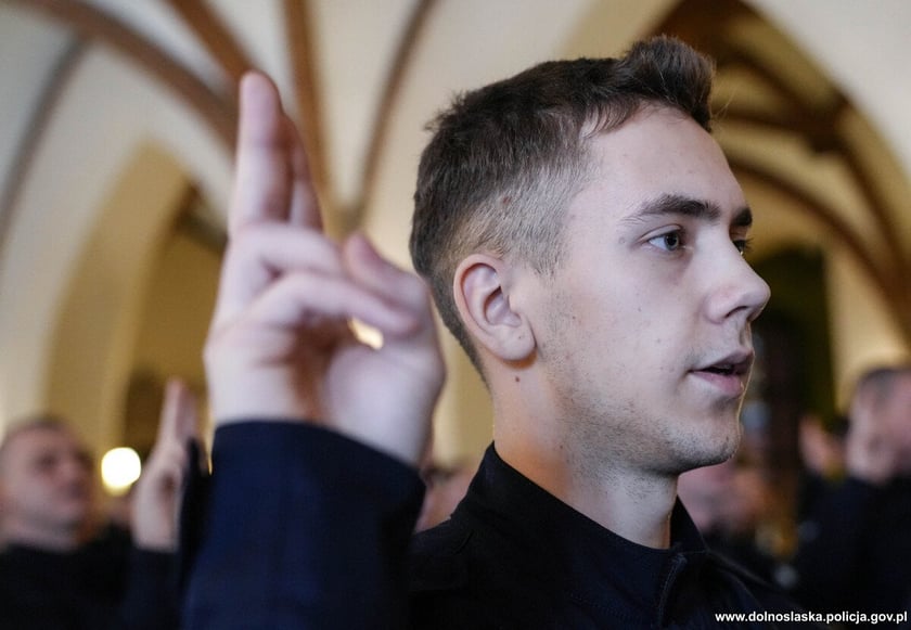 Ślubowanie nowoprzyjętych policjantów garnizonu dolnośląskiego w Sali Rycerskiej wrocławskiego Ratusza.