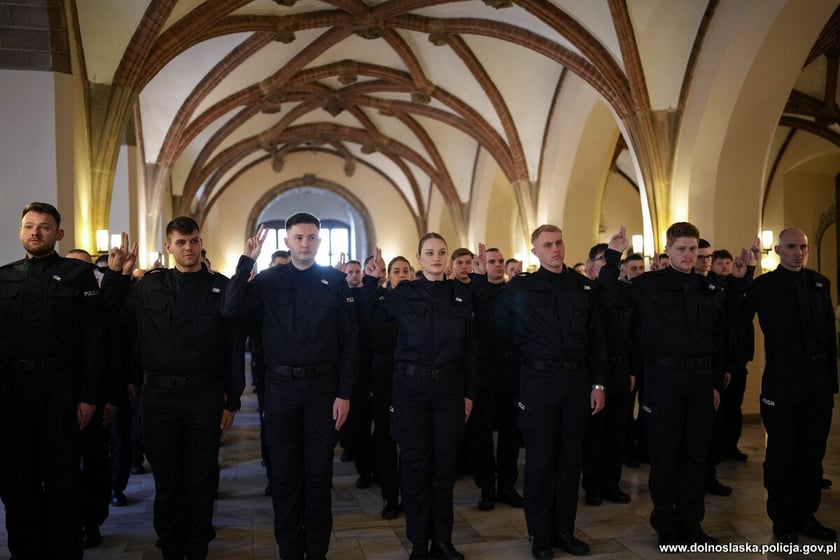 Ślubowanie nowoprzyjętych policjantów garnizonu dolnośląskiego w Sali Rycerskiej wrocławskiego Ratusza.