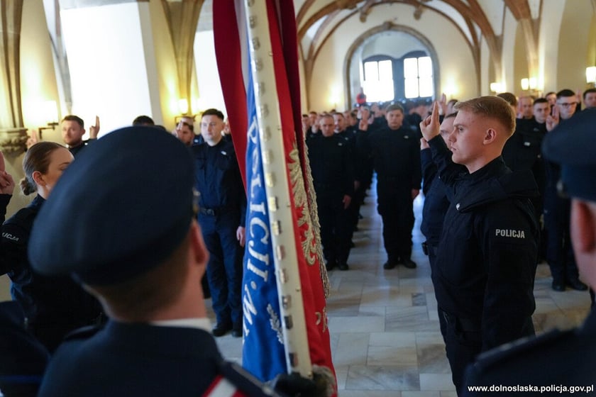 Ślubowanie nowoprzyjętych policjantów garnizonu dolnośląskiego w Sali Rycerskiej wrocławskiego Ratusza.