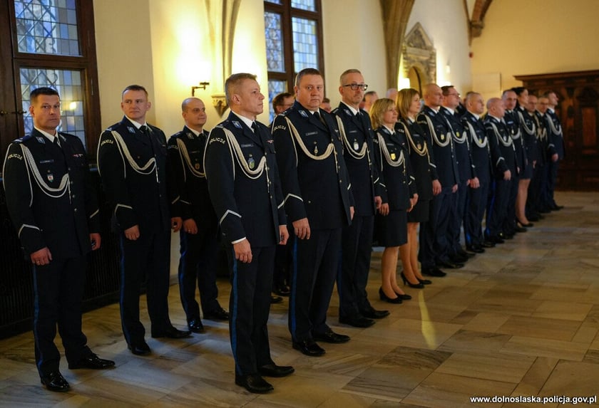 Ślubowanie nowoprzyjętych policjantów garnizonu dolnośląskiego w Sali Rycerskiej wrocławskiego Ratusza.