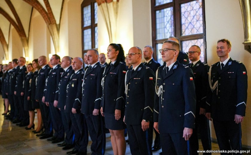Ślubowanie nowoprzyjętych policjantów garnizonu dolnośląskiego w Sali Rycerskiej wrocławskiego Ratusza.
