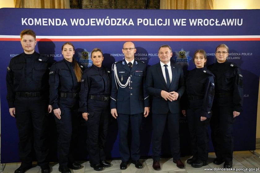 Ślubowanie nowoprzyjętych policjantów garnizonu dolnośląskiego w Sali Rycerskiej wrocławskiego Ratusza.