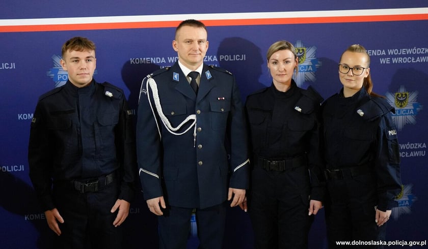 Ślubowanie nowoprzyjętych policjantów garnizonu dolnośląskiego w Sali Rycerskiej wrocławskiego Ratusza.