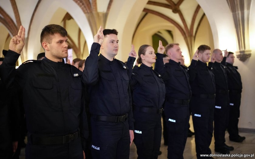 Ślubowanie nowoprzyjętych policjantów garnizonu dolnośląskiego w Sali Rycerskiej wrocławskiego Ratusza.