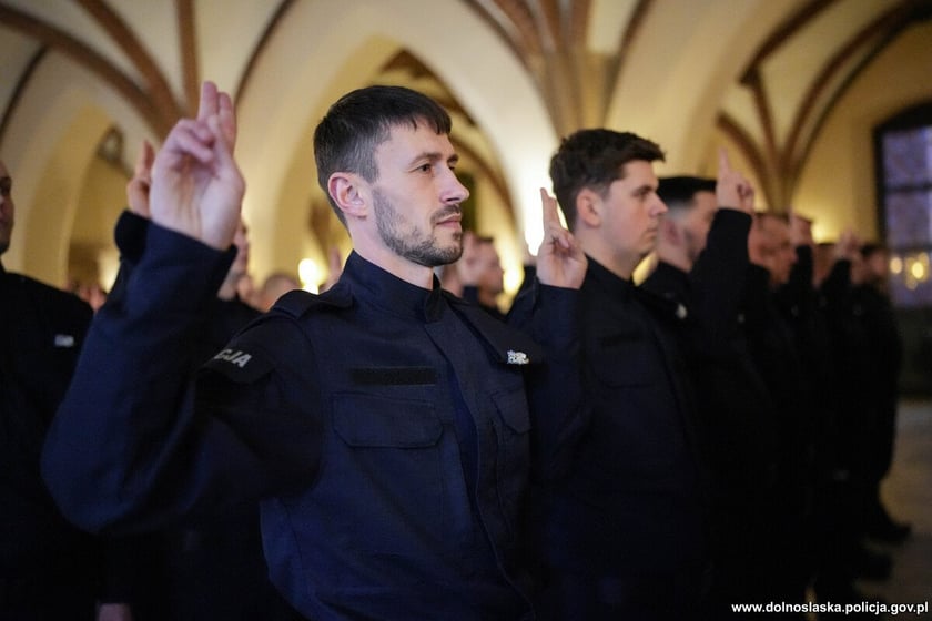 Ślubowanie nowoprzyjętych policjantów garnizonu dolnośląskiego w Sali Rycerskiej wrocławskiego Ratusza.