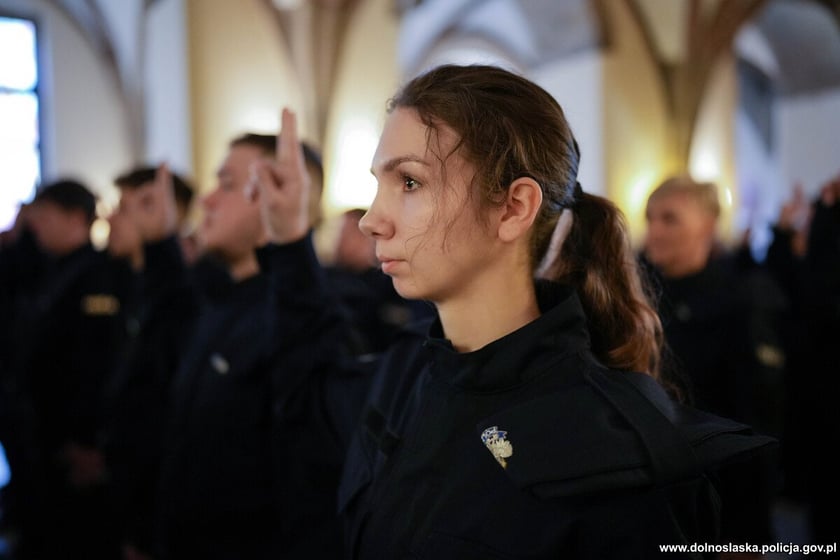 Ślubowanie nowoprzyjętych policjantów garnizonu dolnośląskiego w Sali Rycerskiej wrocławskiego Ratusza.