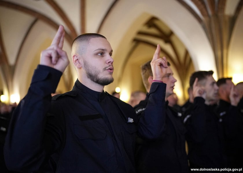 Ślubowanie nowoprzyjętych policjantów garnizonu dolnośląskiego w Sali Rycerskiej wrocławskiego Ratusza.