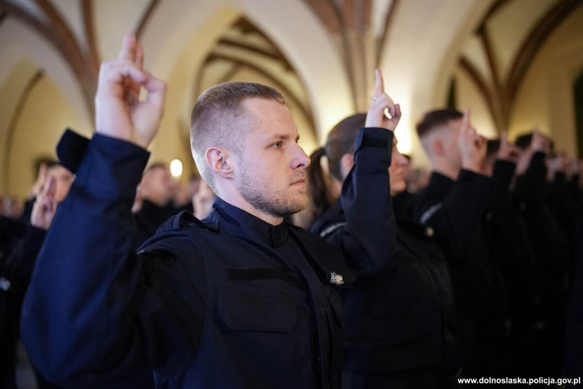 Ślubowanie nowoprzyjętych policjantów garnizonu dolnośląskiego w Sali Rycerskiej wrocławskiego Ratusza.