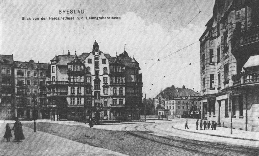 Nieistniejąca już kamienica na rogu ulic Glinianej i Ł&oacute;dzkiej w latach 1905-1920. To w niej mieszkali niekt&oacute;rzy z bohater&oacute;w powieści Petera Bozicia.