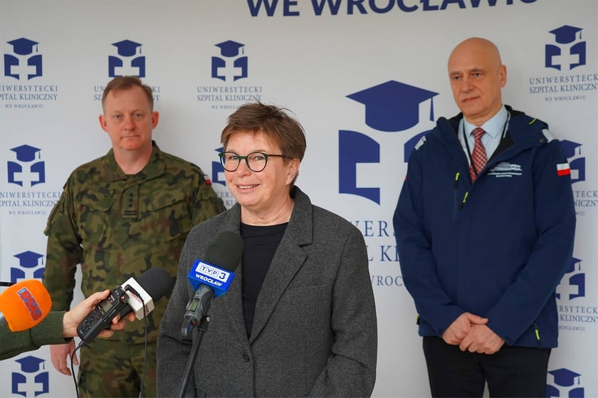 Od lewej strony: płk Edward Chyła, dowódca16 DBOT, Beata Freier, dyrektor Uniwersyteckiego Szpitala klinicznego we Wrocławiu, Dariusz Staniów, dyrektor Wydziału Bezpieczeństwa i Zarządzania Kryzysowego DUW.
