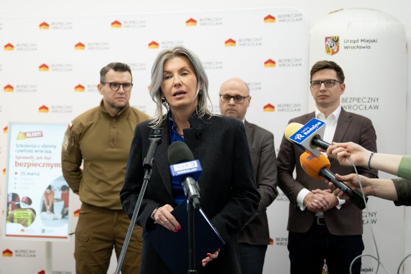 Konferencja dotycząca szkoleń w ramach programu Bezpieczny Wrocław 17 marca 2026. Na pierwszym planie wiceprezydent Wrocławia Renata Granowska