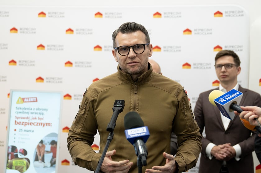 Mjr Jarosław Stelmach, prezes Safety Project, filmy odpowiedzialnej szkolenia podczas konferencji nt. szkoleń w ramach programu Bezpieczny Wrocław 17 marca 2026.