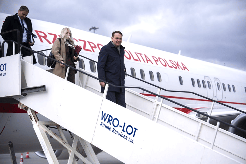 Wizyta Radosława Sikorskiego i Johanna&nbsp;Wadephula w Krzyżowej - ministrowie wylądowali na wrocławskim lotnisku