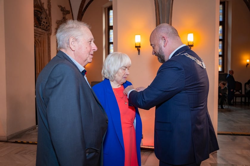 Uroczystość wręczenia medali za Długoletnie Pożycie Małżeńskie w Ratuszu we Wrocławiu