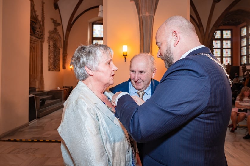 Uroczystość wręczenia medali za Długoletnie Pożycie Małżeńskie w Ratuszu we Wrocławiu