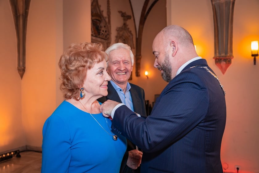 Uroczystość wręczenia medali za Długoletnie Pożycie Małżeńskie w Ratuszu we Wrocławiu