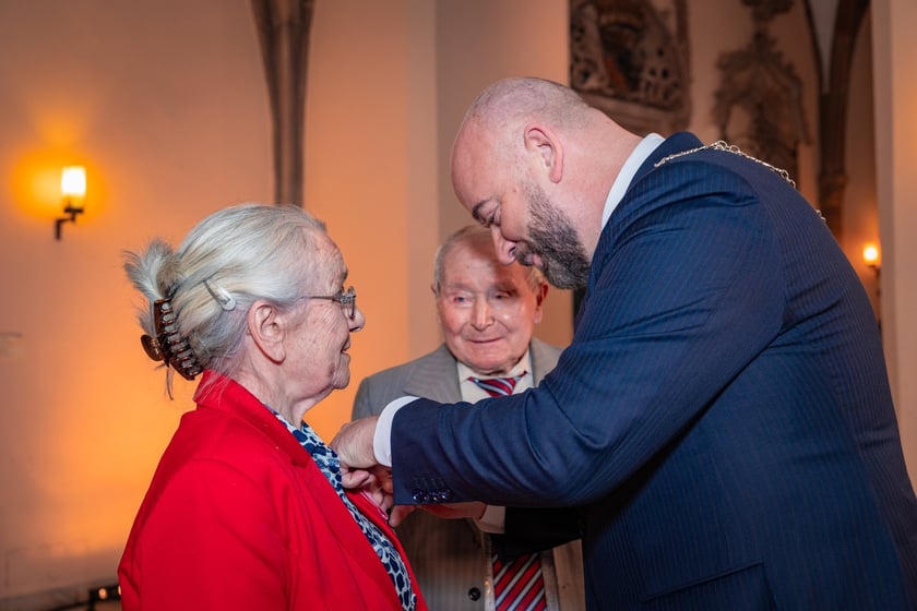 Uroczystość wręczenia medali za Długoletnie Pożycie Małżeńskie w Ratuszu we Wrocławiu