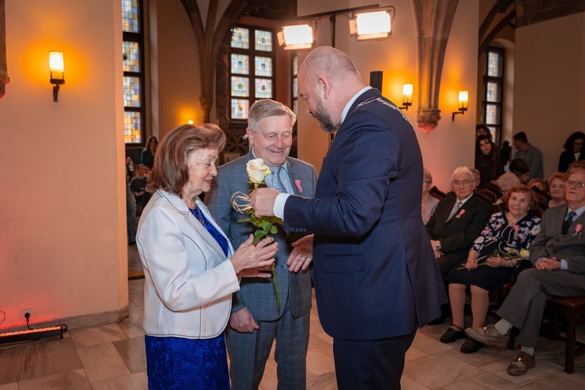 Uroczystość wręczenia medali za Długoletnie Pożycie Małżeńskie w Ratuszu we Wrocławiu