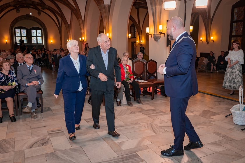 Uroczystość wręczenia medali za Długoletnie Pożycie Małżeńskie w Ratuszu we Wrocławiu