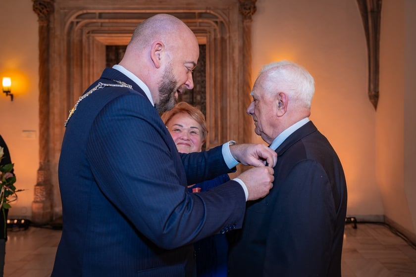 Uroczystość wręczenia medali za Długoletnie Pożycie Małżeńskie w Ratuszu we Wrocławiu