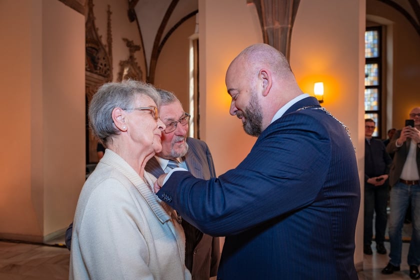 Uroczystość wręczenia medali za Długoletnie Pożycie Małżeńskie w Ratuszu we Wrocławiu