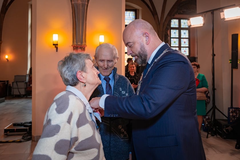 Uroczystość wręczenia medali za Długoletnie Pożycie Małżeńskie w Ratuszu we Wrocławiu