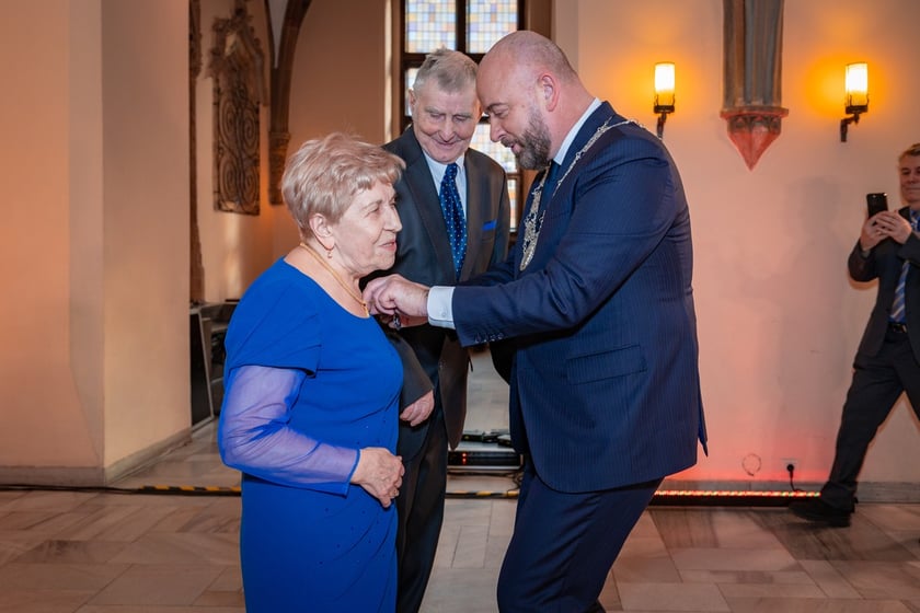 Uroczystość wręczenia medali za Długoletnie Pożycie Małżeńskie w Ratuszu we Wrocławiu