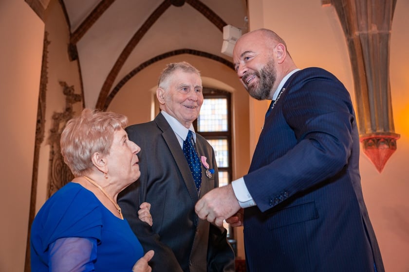 Uroczystość wręczenia medali za Długoletnie Pożycie Małżeńskie w Ratuszu we Wrocławiu