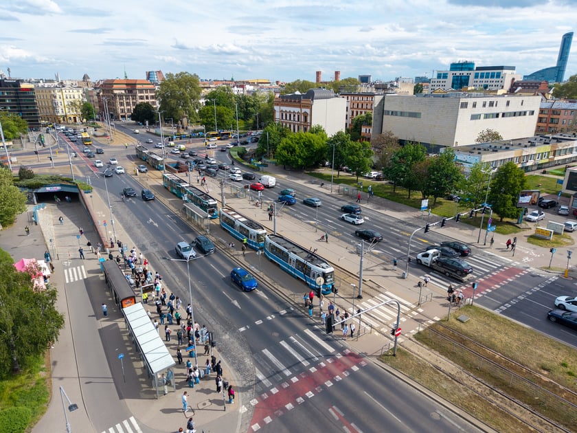 Tramwaj z połamanym pantografem na przystanku przy Pl. Jana Pawła II - 6 maja 2026 r.