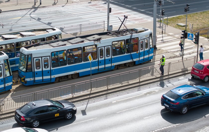Tramwaj z połamanym pantografem na przystanku przy Pl. Jana Pawła II - 6 maja 2026 r.