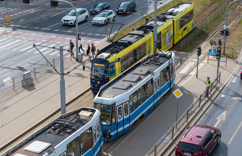 Tramwaj z połamanym pantografem na przystanku przy Pl. Jana Pawła II - 6 maja 2026 r.