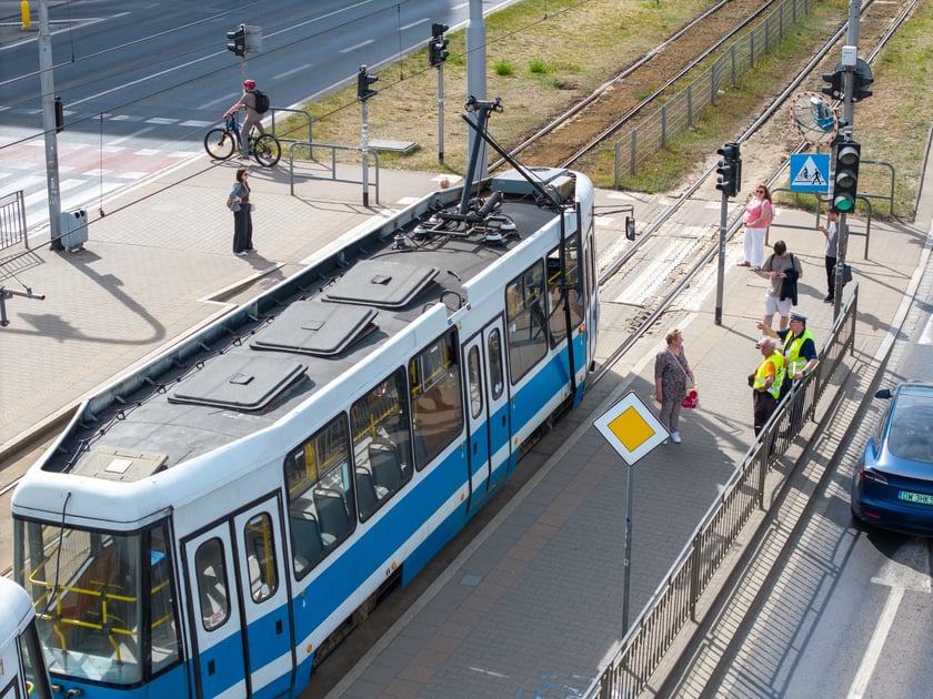 Tramwaj z połamanym pantografem na przystanku przy Pl. Jana Pawła II - 6 maja 2026 r.