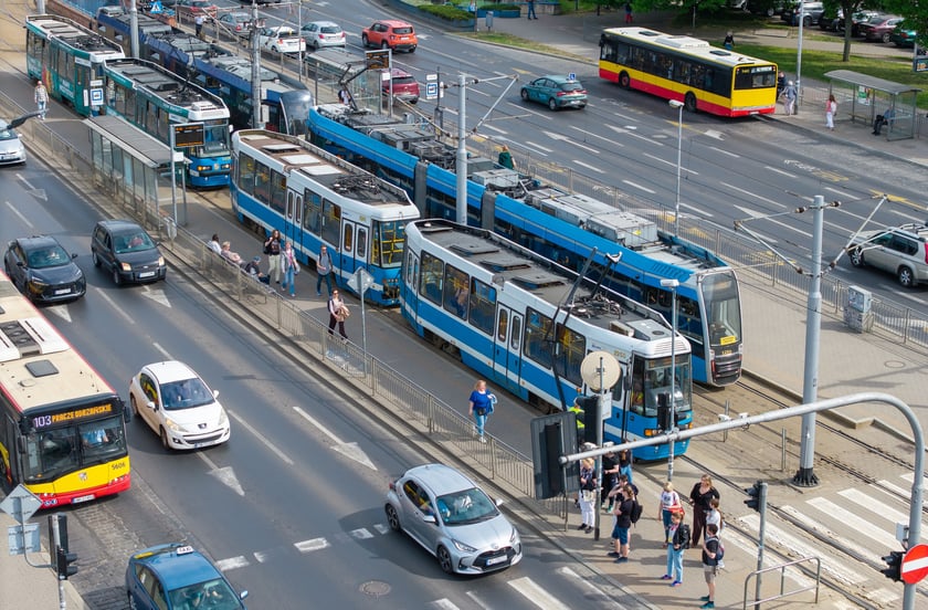 Tramwaj z połamanym pantografem na przystanku przy Pl. Jana Pawła II - 6 maja 2026 r.