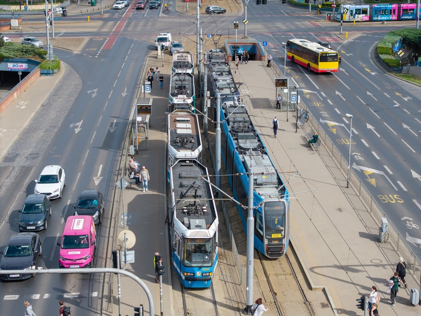 Tramwaj z połamanym pantografem na przystanku przy Pl. Jana Pawła II - 6 maja 2026 r.