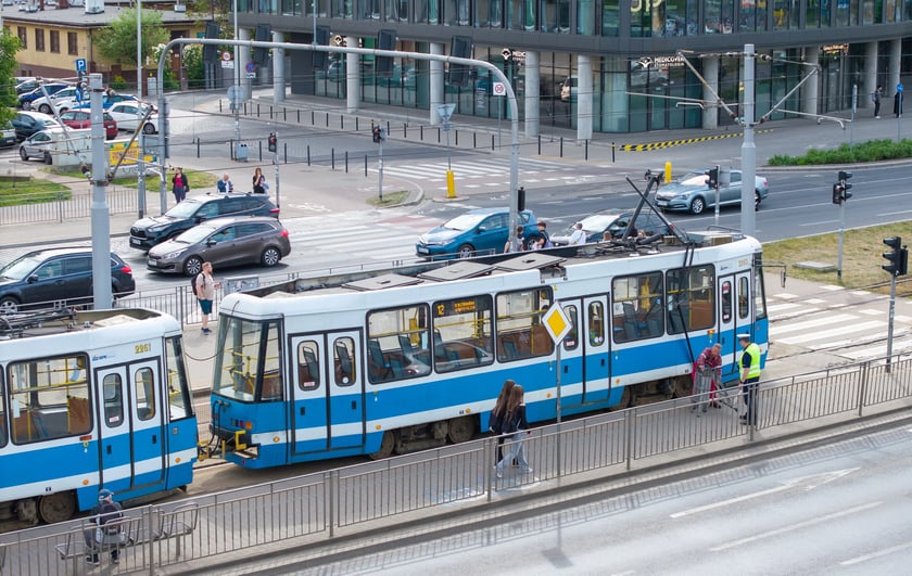 Tramwaj z połamanym pantografem na przystanku przy Pl. Jana Pawła II - 6 maja 2026 r.