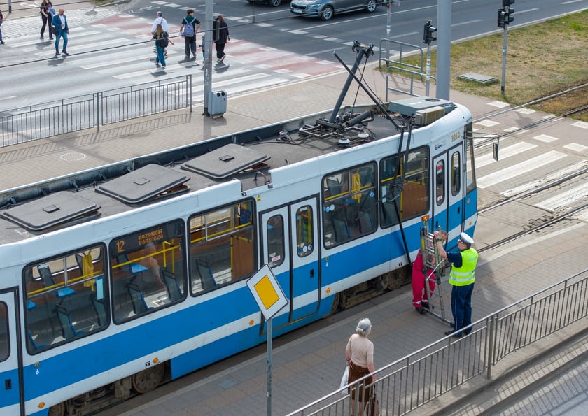 Tramwaj z połamanym pantografem na przystanku przy Pl. Jana Pawła II - 6 maja 2026 r.