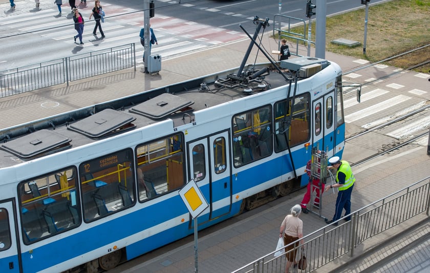 Tramwaj z połamanym pantografem na przystanku przy Pl. Jana Pawła II - 6 maja 2026 r.