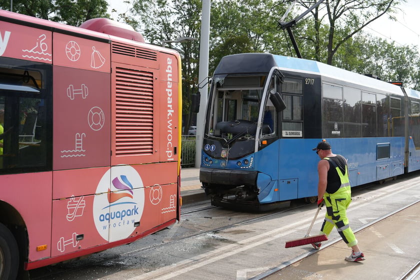 Zderzenie tramwaju z autobusem na TAT na ul. Strzegomskiej.