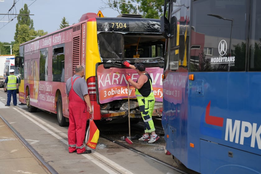Zderzenie tramwaju z autobusem na TAT na ul. Strzegomskiej.