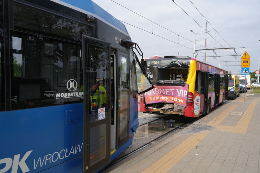 Zderzenie tramwaju z autobusem na TAT na ul. Strzegomskiej.