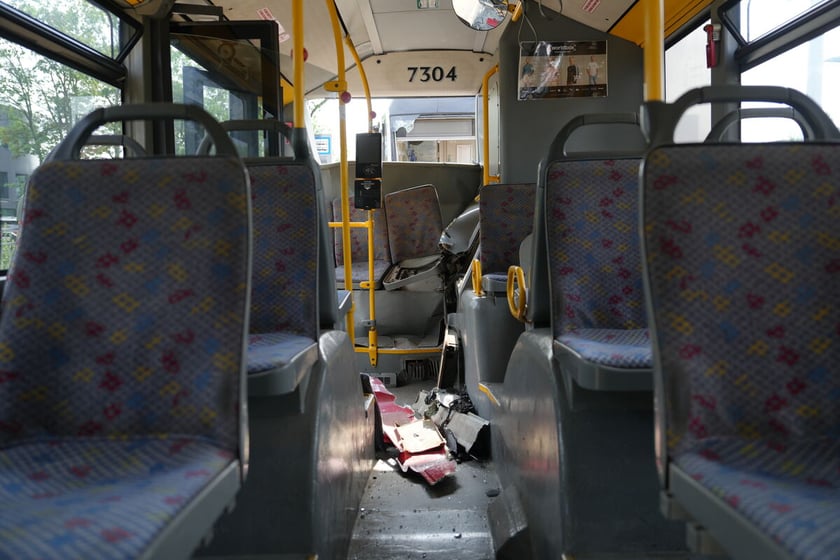 Zderzenie tramwaju z autobusem na TAT na ul. Strzegomskiej.