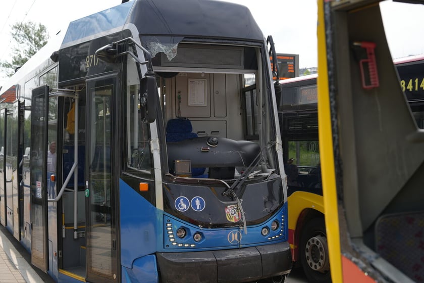 Zderzenie tramwaju z autobusem na TAT na ul. Strzegomskiej.