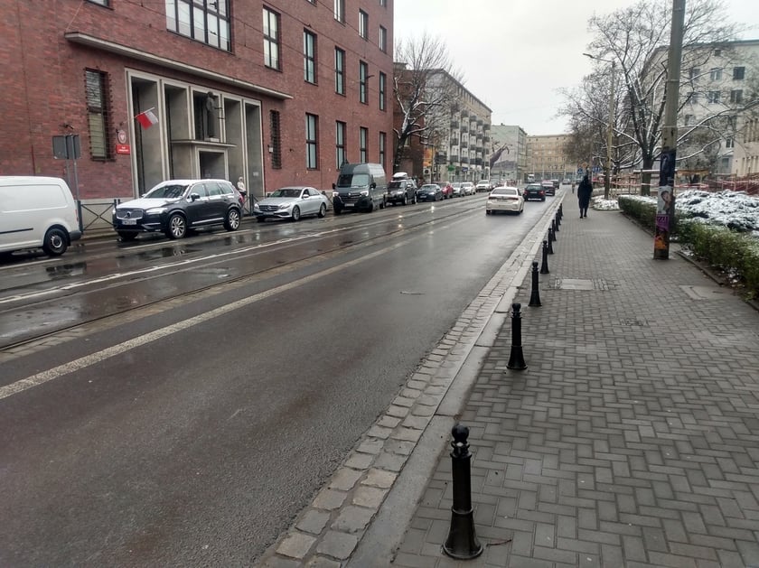 Dotychczas rowerzyści jeździli Sądową po chodniku lub ulicą z samochodami.
