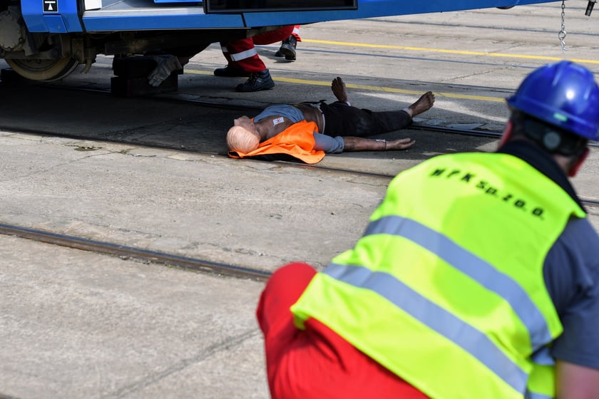 Strażacy i MPK podnoszą tramwaj w ciągu około 6 minut
