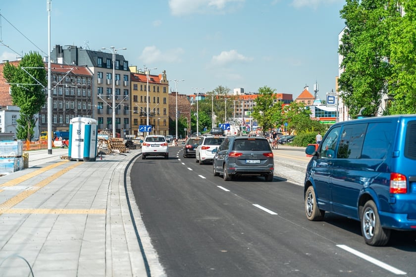 ulica Dmowskiego we Wrocławiu, część jezdni otwarta po przebudowie